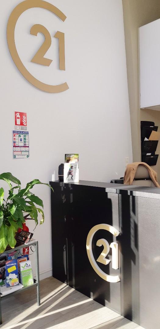 Banque d'accueil avec logo nouvelle charte