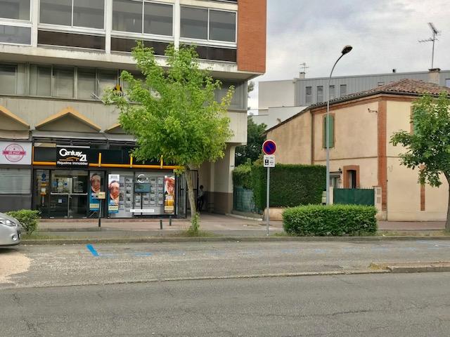 2 stationnements bleus en allant vers le rond