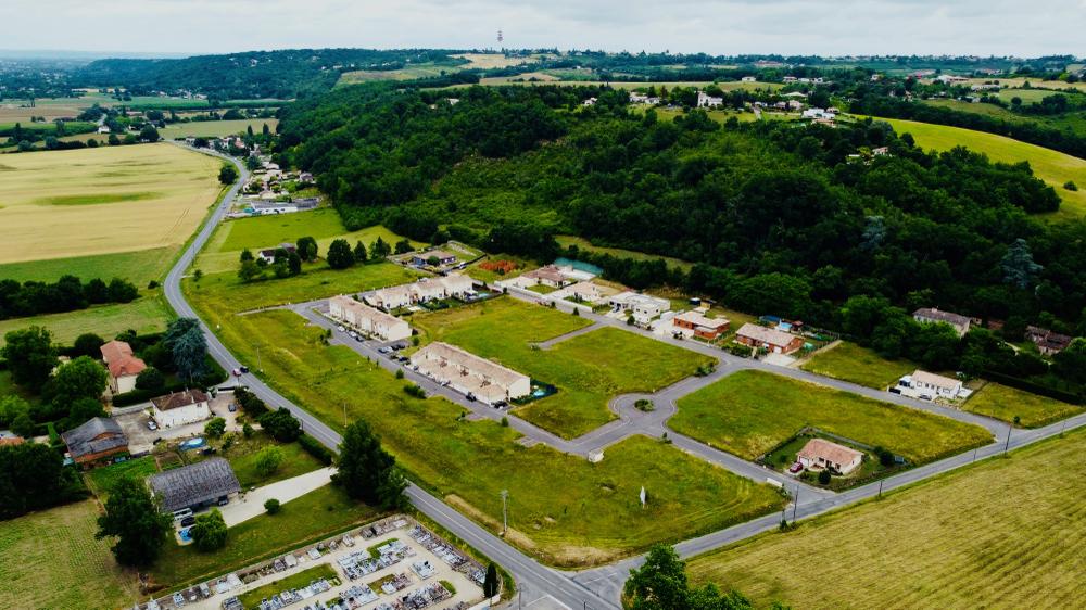 Vue aérienne du lotissement les vergers de CORBARIEU commercialisé par l'agence Immobilière CENTURY 21 Riquelme Immobilier de MONTAUBAN