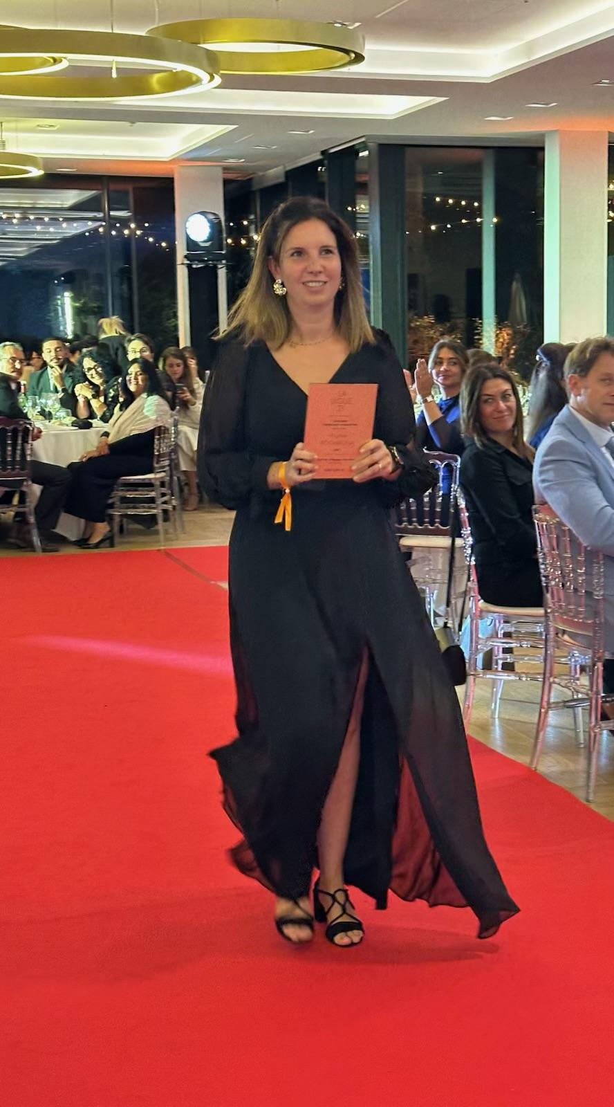Virginie recuperant son trophée 