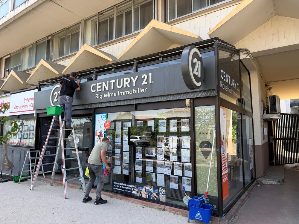 Photo agence CENTURY 21 Riquelme Immobilier en plein nettoyage de printemps avec l'agence de nettoyage Les 3 rivières 82