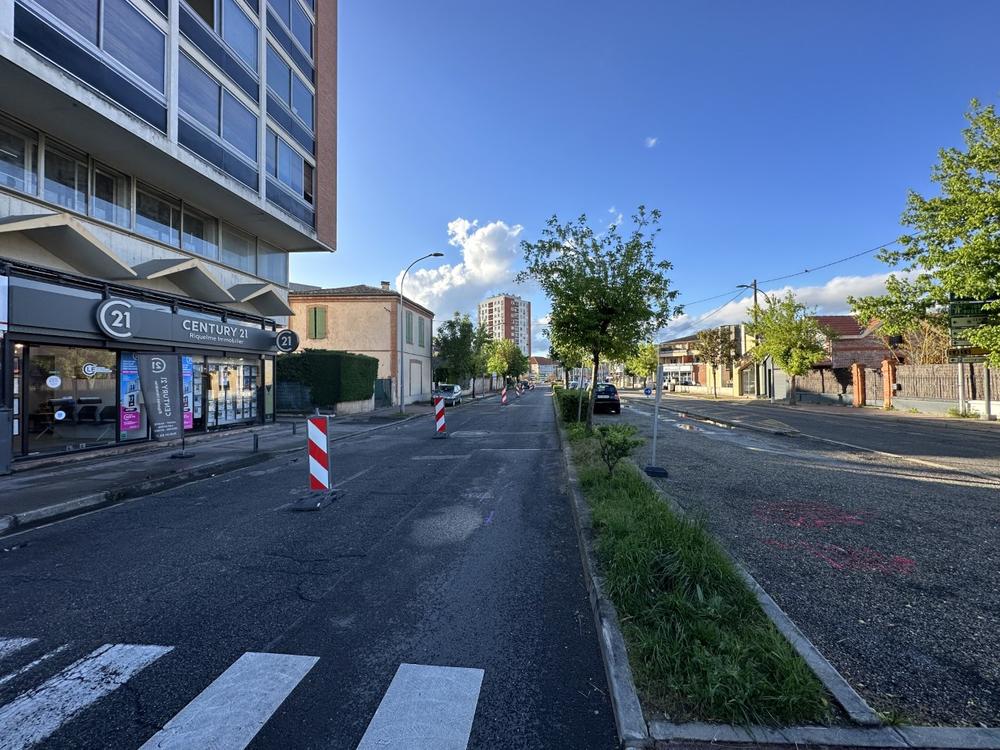 Photo du boulevard Blaise DOUMERC à MONTAUBAN allant de l'agence CENTURY 21 Riquelme Immobilier au carrefour du rond