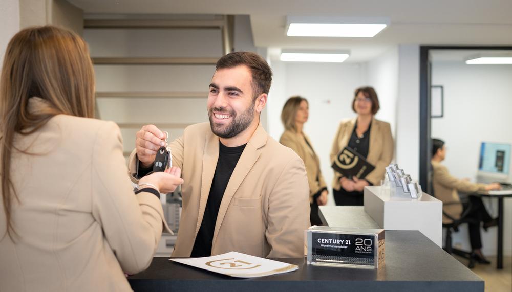 2quipe CENTURY 21 Riquelme immobilier à MONTAUBAN au travail dans l'agence