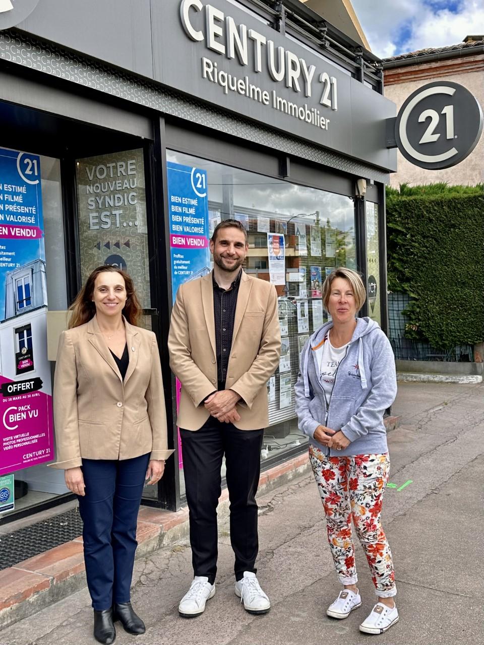 Participation à l'association des baroudeuses de l'espoir contre le cancer pédiatrique Nicolas RIQUELME Céline RIQUELME et Delphine OUDIER devant l'agence CENTURY 21 Riquelme Immobilier de MONTAUBAN